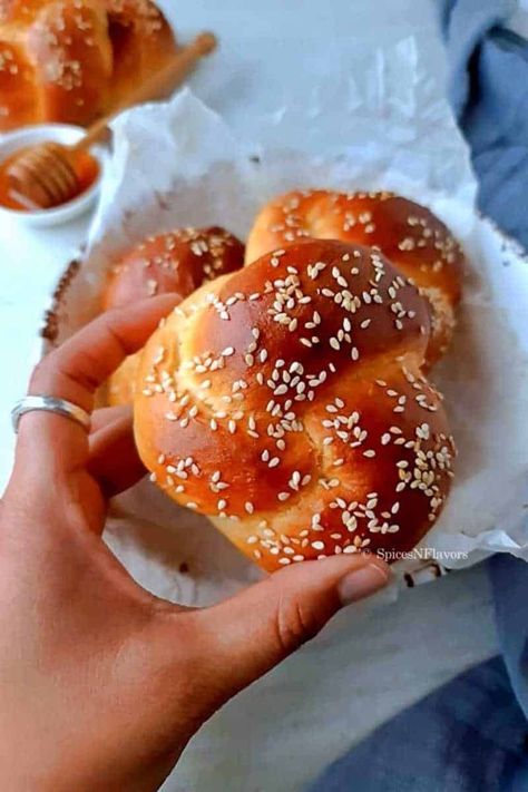 Mini Challah Bread, Challah Buns, Challah Rolls, Bunny Rolls, Challah Bread Recipes, How To Braid, Mini Rolls, Recipe Step By Step, Bread Shaping