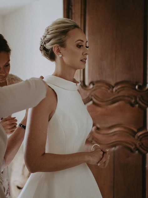 Bride in a high neck Suzanne Neville classic wedding dress wearing pearl stud earrings Glasshouse Wedding, Suzanne Neville Wedding Dress, Suzanne Neville Wedding Dresses, Pearl Wedding Accessories, Glass House Wedding, Wedding Makeup Bride, Suzanne Neville, Pearl Wedding Dress, Dress Pearl