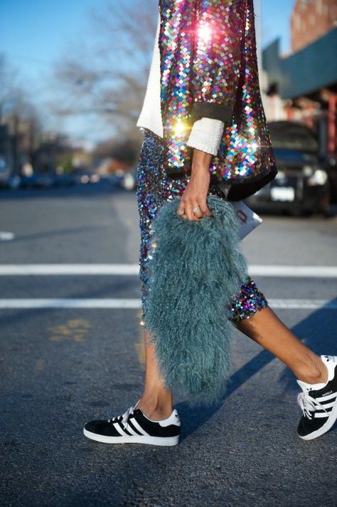 sneakers / adidas / fur / sequins / bomber jacket / skirt / blue / street style / chic outfit / black and white Silvester Outfit, Mode Tips, Walking Down The Street, Blazer Outfit, New Years Eve Outfits, Spring Look, Stil Inspiration, Cooler Look, Street Style Chic