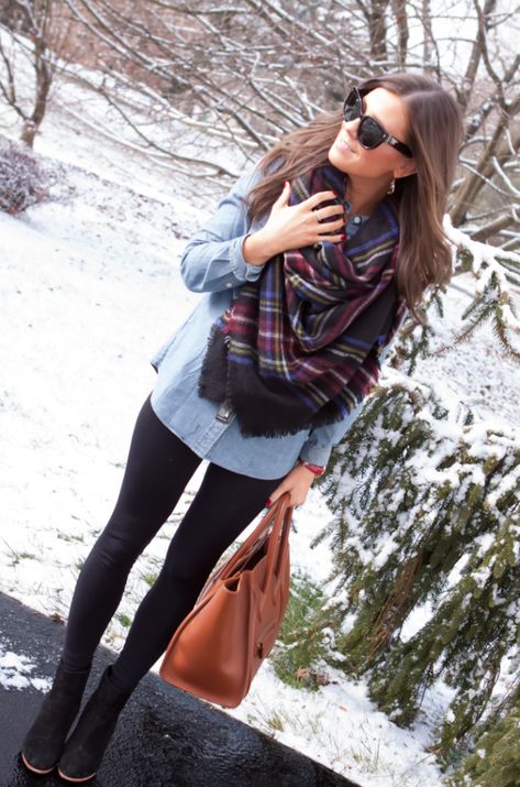 Pair an oversized scarf with a chambray shirt and leggings or black denim. Don't forget the boots! Chambray Shirt Outfit, Ankle Boots With Leggings, Shirt With Leggings, The Cardigans, Camisa Jeans, Winter Mode, Legging Outfits, Rock Revival Jeans, Looks Chic