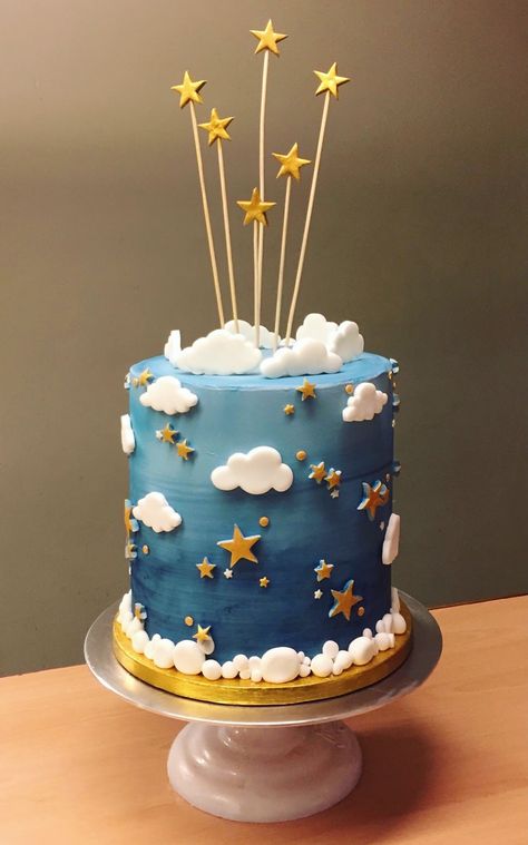 Moon Birthday Cake, Birthday Cake Buttercream, Torte Creative, Kue Macaroon, Baby Boy Birthday Cake, Moon Birthday, Thematic Cake, Gateau Baby Shower, Cloud Cake