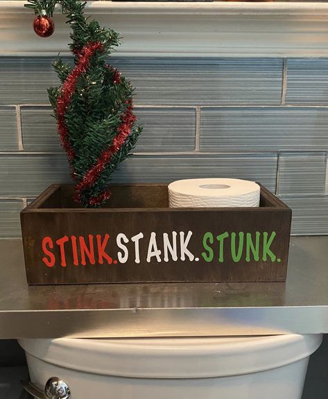 Grinch Stink Stank Stunk, Grinch Decorations, Stink Stank Stunk, Grinch Christmas Tree, Bathroom Decorations, Xmas Pictures, Christmas Arts And Crafts, Christmas Stencils, Christmas Decorations Diy Outdoor