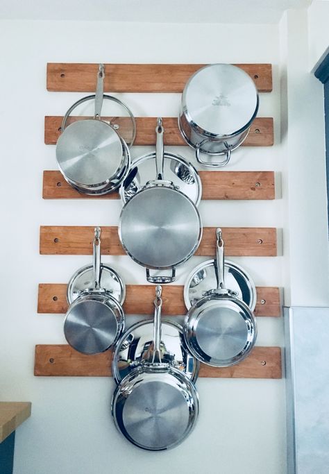 DIY Wall-Mounted Pot Rack❤️ Hang Pots And Pans, Diy Pot Rack, Pot Rack Wall, Small House Kitchen Ideas, Pallet Deck Diy, Pan Hanger, Cocina Diy, Pot And Pans Organization, Kitchen Wall Storage