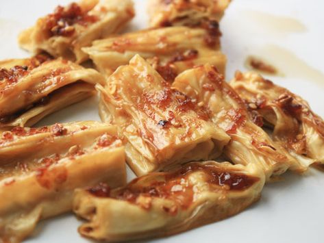 Broiled bean curd sticks (fu jok) with Soy Sauce, Ginger, and Honey Chinese Tofu, Bean Curd Skin, Tofu Skin, Chives Recipe, Serious Eats Recipes, Sweet Glaze, Tofu Dishes, Vegan Asian, Curd Recipe