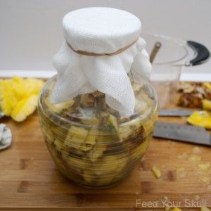 vinegar made from fruit scraps?! i think yes! pineapple vinegar. Curtido Recipe, Pineapple Vinegar, Wine Recipes Drink, How To Make Vinegar, Fermentation Recipes, Fermented Drink, Homemade Drinks, Food Sensitivities, Organic Fruit