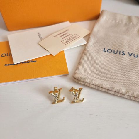 Earrings Louis Vuitton, Dhgate Finds, Classy Vibes, Aesthetic Designer, Lv Twist, Louis Vuitton Earrings, Louise Vuitton, Twist Earrings, Jewelry Aesthetic