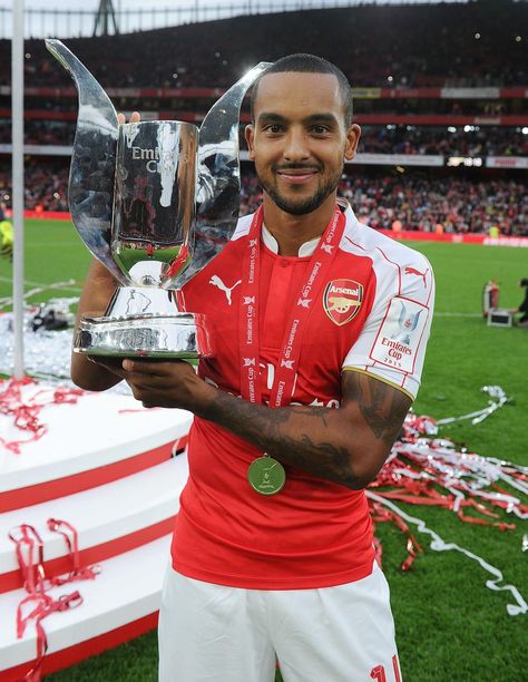 Theo Walcott with the Emirates Cup after #ArsenalFC won against Wolfsburg. #AFC #Gunners #2015 Arsenal Trophies, Trossard Arsenal, Arsenal Fa Cup 2020, Arsenal Memes Hilarious, Theo Walcott, Arsenal Today, Arsene Wenger, European Football, Arsenal Fc