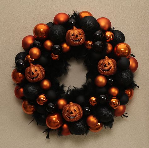 Wish I'd seen this before I made my halloween wreath this year Ornament Wreath Diy, Halloween Ornament Wreath, Dekorasi Halloween, Halloween Creative, Dollar Tree Halloween, Snacks Easy, Diy Halloween Wreath, Diy Halloween Decor, Adornos Halloween