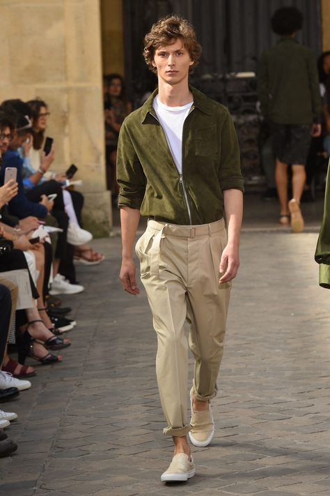 Mens Fashion 2018, Officine Generale, White Shirt Men, Street Style Winter, Mode Masculine, Men Street, Mens Fashion Summer, 가을 패션, Fashion Show Collection