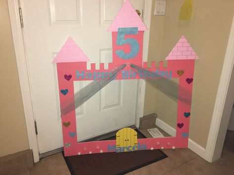 Princess Birthday Photo Booth, Princess Photo Booth Frame, Disney Princess Photo Frame, Princess Party Photo Booth, Diy Disney Birthday Decorations, Princess Photo Booth, Princess Photo Props, Diy Fotokabine, Rapunzel Birthday Party