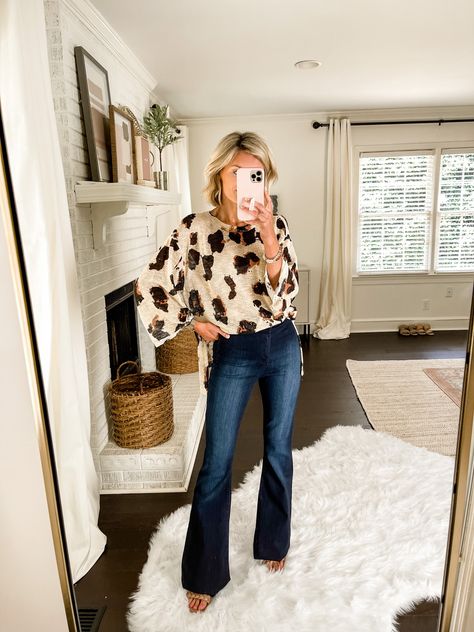 Bell Bottom Jeans Work Outfit, Flare Jeans Outfit Western, Bell Bottom Jeans Outfit Winter, Bell Bottom Jeans Outfit Fall, Flare Jeans Outfit Winter, Bottom Jeans Outfit, Flair Jeans Outfit, Mama Outfits, Casual Teacher Outfit