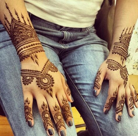 triangle henna design Triangle Henna Design, Triangle Mehndi Designs, V Shape Mehndi Designs, Stars Mehendi Design, Arrow Henna Designs, Mehndi Designs Moon And Stars, Mehandi Henna, Eid Henna, Henna Mehndi