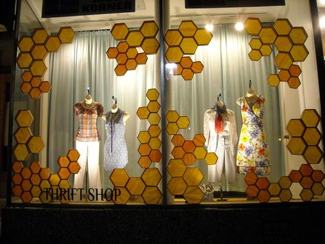 2019 Summer Window - Bee theme Autumn Window Display, Summer Window Display, Fashion Window Display, Fall Windows, Summer Window, Window Designs, Window Display Design, Honeycomb Paper, Window Dressings