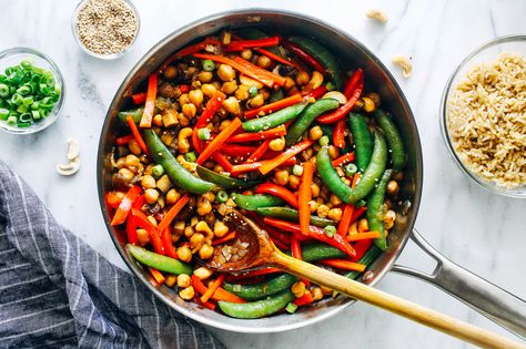 This easy chickpea stir-fry with veggies, cashews, and teriyaki sauce takes just under 30 minutes to cook up and is perfect for busy weeknights. Bean Stir Fry, Food Sides, Favorite Pasta Recipes, Chile Sauce, Bbq Sauces, Vegetarian Tacos, Pureed Soup, Favourite Food, Garbanzo Beans