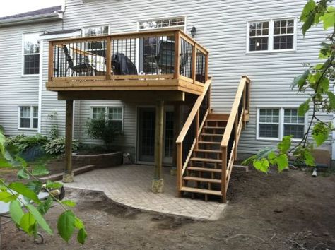 Terrasse Med Tak, Deck With Stairs, 2nd Story Deck, Enclosed Decks, Wood Deck Designs, Deck Redo, Second Floor Deck, Veranda Design, Second Story Deck