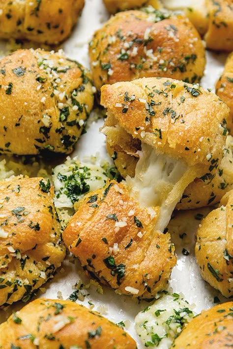 Cheesy Garlic Knots - Real Food by Dad Cheesy Garlic Knots, Crescent Dough Recipes, Garlic Knots Recipe, Garlic Knots, Baking Bread Recipes, Crescent Roll Recipes, Crescent Roll Dough, Crescent Roll, Super Bowl Food