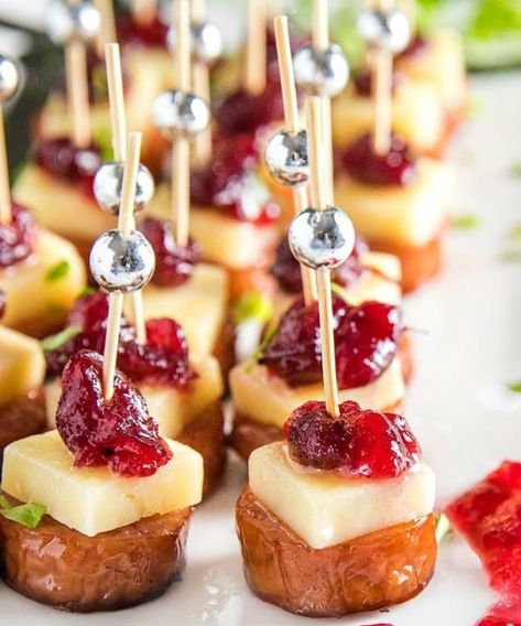 These elegant small bite party appetizers are perfect for Christmas Eve cocktail parties or any Holiday party – even as pre-dinner nibbles to snack on before the big feast. I … Appetizers For Holiday Party, Toothpick Appetizers Easy, Bruschetta Board, Winter Party Foods, Classy Appetizers, Fancy Appetizer Recipes, Cocktail Party Appetizers, Dinner Party Appetizers, Skewer Appetizers