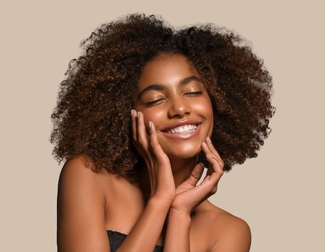 Woman Smiling Photography, Natural Hair Photography, Black Model Photoshoot, Happy Black Woman, African Portrait, Natural Hair Pictures, Natural Lotion, Portraits Inspiration, Background Brown