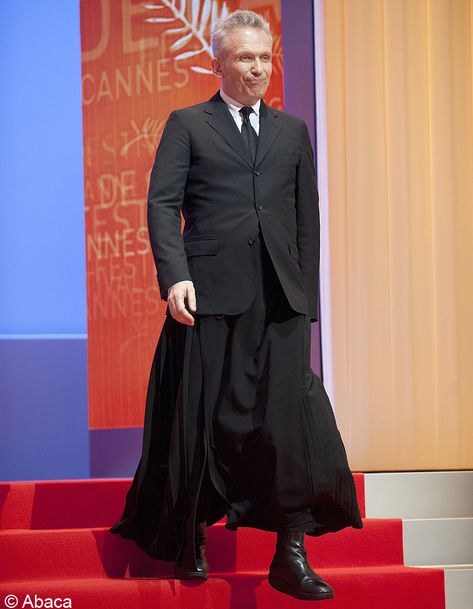 Jean-Paul Gaultier apporte la touche de fun au jury et s’aventure à venir en jupe Mens Skirt, Mens Edgy Fashion, Men Skirt, Fluid Fashion, Non Binary Fashion, Guys In Skirts, Men Wearing Skirts, Gender Fluid Fashion, Mens Fashion Edgy