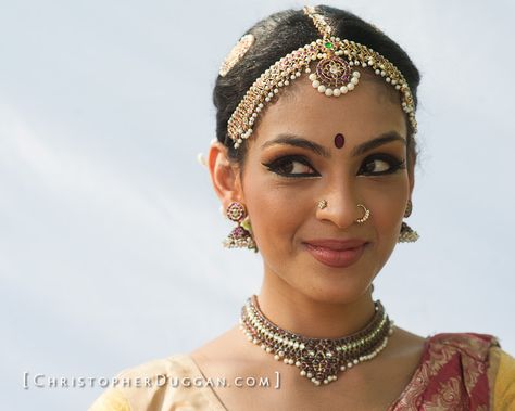 can she be any more beautiful Bharatanatyam Makeup, Rukmini Vijayakumar, Bharatanatyam Dancer, People Reference, Natural Light Studio, Dance Jewelry, Jewelry Bracelets Gold, Bracelets Gold, Dance Photos