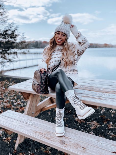 Cream Hiking Boots Outfit, White Hiking Boots Outfit, Mountain Boots Outfit, White Snow Boots Outfit, Mountain Outfit Ideas, Mountain Chic Fashion, White Hiking Boots, Spring Hiking Outfits, Vienna Trip