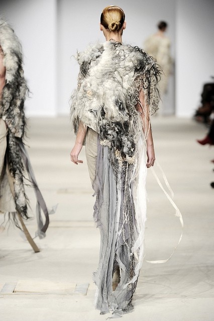 distressed clothes Josephus Thimister, A Level Textiles, Felt Fashion, Clothes Art, Textil Design, Design Moda, Viktor Rolf, Futuristic Fashion, Textiles Fashion