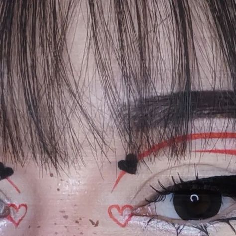 criss★ on Instagram: "Follow for more @crisgl0ss Creo que poco me gustan los corazones 👀 Espero les guste mucho este delineado y si es asi me ayuden guardando y compartiendo 💞 . . . . . . . . . #makeup #eyeliner #graphicliner #delineado #makeup" Makeup Eyeliner, Maquillaje De Ojos, Makeup Ideas, Follow For More, Eyeliner, Make Up, Makeup, On Instagram, Instagram