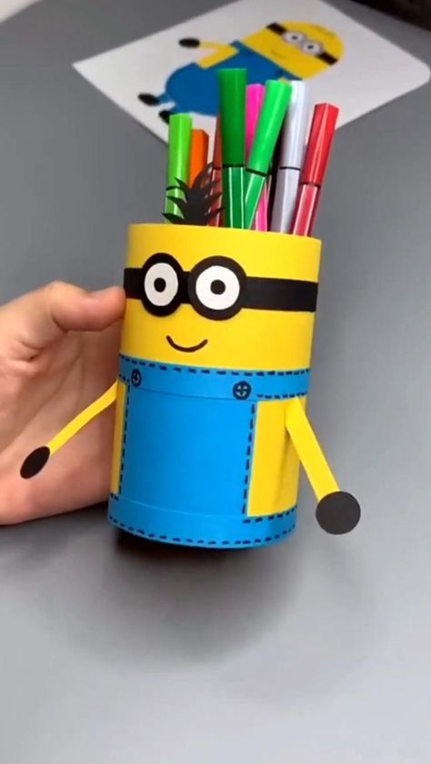 Minion Pencil Holder, Pencil Holders Diy Kids, Pencil Cup Diy, Pencil Holder Craft, Origami Pencil Holder, Pencil Box For Kids, Cute Pen Holder, Classroom Corner, Pen Holder Diy