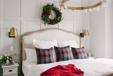 After buying a century old home with her fiance in mid July while temperatures soared, interior designer Jacquelyn Clark had one clear vision in her mind: festive feels, all the way. OK, that's not entirely true. The home has seen several renovations since the buy, all with Jacquelyn's signature modern-meets-elegant style, but the designer admits she instantly had a vision of how magical the old home could be come the holidays. With a festive palette, plus loads of fresh greenery and decadent Holiday Decor Small Spaces, Decor Ideas For Christmas, Reindeer Cake, Winter Farmhouse Decor, Holiday Bedroom, Mid July, Linen Interior, Real Christmas, Bedroom Images