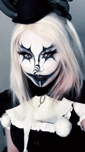 Clowncore Black And White, Clown Goth Makeup, White Clown Makeup, Black And White Clown Makeup, Clown Goth, Gothic Clown, Black And White Clown, Creepy Makeup, Halloween Makeup Pretty