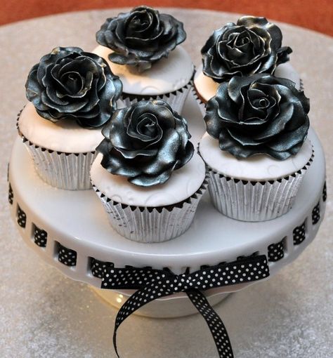 Platinum silver roses cupcakes - by welshcakes @ CakesDecor.com - cake decorating website Black And White Cupcakes, Deco Cupcake, Dessert Oreo, Dessert Original, Fancy Cupcakes, Pretty Cupcakes, White Cupcakes, Cupcakes Decorados, Creative Cupcakes