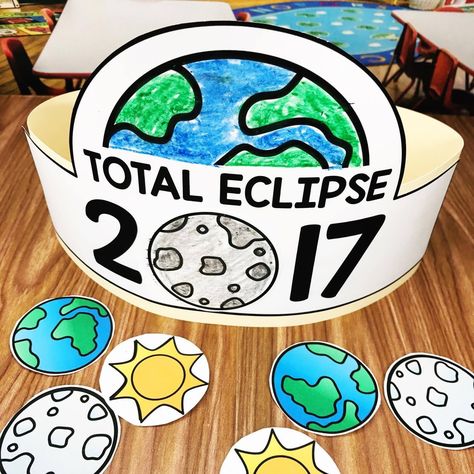 Total Eclipse Hat for kids! Eclipse Activities For Kids, Eclipse Crafts, Eclipse Activities, Solar Eclipse Activity, Eclipse Party, Solar Eclipse 2017, First Grade Science, Activities Worksheet, Kindergarten Science