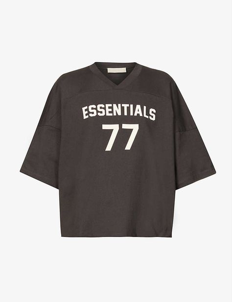 Fear Of God ESSENTIALS is the diffusion line of a streetwear fanatic’s dreams, so it’s no surprise that it’s been continually hyped since its 2018 debut. For SS22, the label takes things onto the pitch with a line up heavily inspired by American sports culture; this Football T shirt included among its star players. Crafted in soft cotton jersey to a boxy, oversized fit, it alludes to the silhouette of your favourite quarterback. We reckon it’s safe to declare Jerry Lorenzo as man of the match.FO Football Jersey Streetwear, Jerry Lorenzo, 2024 Moodboard, Man Of The Match, American Football Jersey, Fear Of God Essentials, American Sports, Fear Of God, Oversized Fits