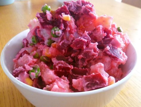 Ensalada rusa peruana Peruvian Potatoes, Russian Potato Salad, Peruvian Dishes, Beet Salad Recipes, Salads For A Crowd, Peruvian Cuisine, Salad Dishes, Peruvian Recipes, Beet Salad