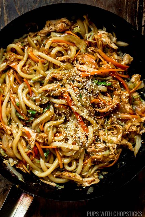 A quick and easy stir-fried chicken teriyaki yaki udon recipe, made with leftover chicken, vegetables, chewy udon noodles, and tossed with a sweet and sticky teriyaki sauce. Great for using up leftovers, or when you want a simple meal in less than 30 minutes! Chicken Yaki Udon, Yaki Udon Recipe, Chicken Udon Noodles, Chicken Udon, Ayam Teriyaki, Udon Stir Fry, Stir Fry Noodles Recipe, Takeout Recipes, Udon Noodles Recipe