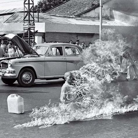 Ngo Dinh Diem, Buddhist Monk Art, 70s Vietnam, Vietnam Protest, The Things They Carried, Powerful Photos, Photojournalism Photography, 1970s Vietnam, Surf Aesthetic