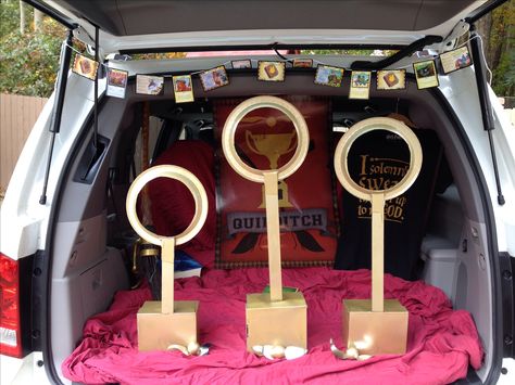 Harry Potter / Quidditch trunk or treat! Harry Potter Trunk Or Treat, Trunk Or Treat Kits, Harry Potter Trunk, Hogwarts Trunk, Harry Potter Party Games, Harry Potter Halloween Costumes, Harry Potter Halloween Party, Trunk Or Treat Ideas, Fall Carnival