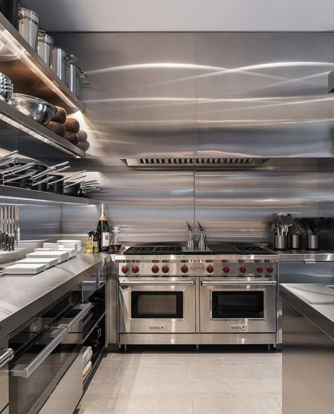 Commercial Kitchen Organization, Professional Kitchen Restaurant, Kitchen Restaurant Design, Modern Kitchen Stoves, Chefs Kitchen Design, Warehouse Kitchen, Steel Restaurant, Commercial Kitchen Design, Restaurant Kitchen Design