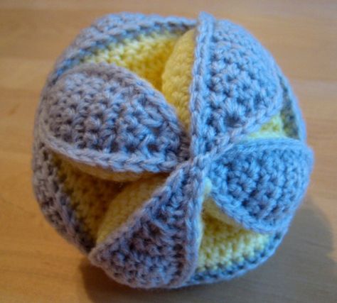 Assembled puzzle ball Crochet Puzzle, Ravelry Free Patterns, Things To Make With Yarn, Sphere Design, Crochet Toys Free Patterns, Crochet Toys Free, Make My Day, Christmas Crochet Patterns, Crafty Craft