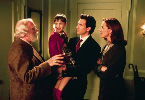 Miracle on 34th St (remake 1994) Manhattan Outfits, Manhattan Film, Christmas Tv Shows, Elizabeth Perkins, Richard Attenborough, Xmas Movies, Miracle On 34th Street, Movie Quiz, Actor Studio