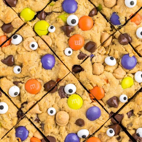 Halloween Monster Cookie Bars Cookie Monster Bars, Halloween Blondie Bars, Halloween Cookie Bars Recipes, Halloween M&m Cookies, Monster Brookies, Halloween Cookie Bars, Monster Sugar Cookies, Halloween Blondies, Halloween Bars