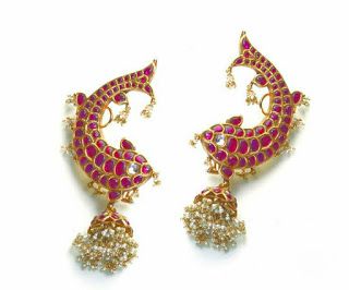 Kempu earrings designs Makara Kundanalu, Bollywood Brides, Amrapali Jewellery, Amrapali Jewels, Gold Jhumkas, Gold Earrings Models, Beautiful Gold Necklaces, Antique Jewelry Indian, Bridal Jewelry Collection