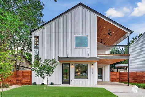 Modern Farmhouse Architecture and Siding Ideas | James Hardie Vertical House Siding, Fiber Cement Siding Installation, Vertical Siding Exterior, Insulated Vinyl Siding, Hardie Board Siding, Hardy Plank Siding, Hardie Board, James Hardie Siding, House Images