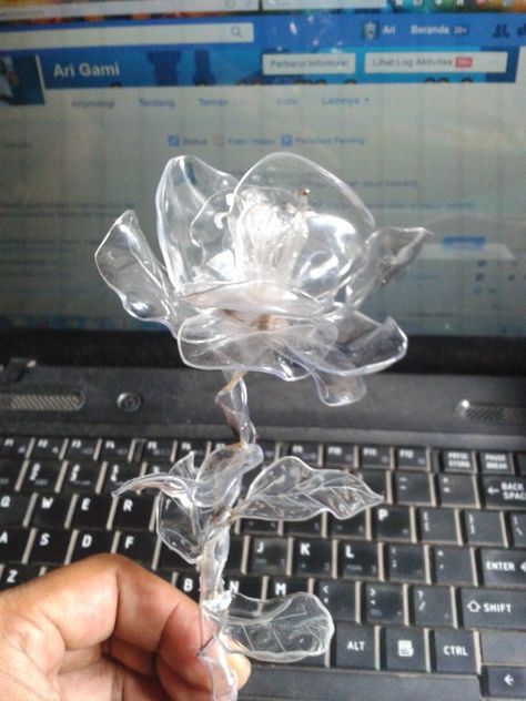 Flower With Plastic Bottle, Flowers From Bottles, Plastic Roses Diy, Plastic Water Bottle Flowers, Plastic Bottle Sculpture, Plastic Flowers Diy, Flower From Plastic Bottle, Flowers From Plastic Bottles, Plastic Flower Bouquet