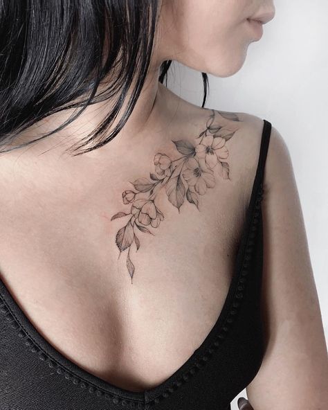 Floral Collarbone Tattoo by @yarina.tattooing   #tattoo #flowertattoo #blackart #flowers #botanical #collarbonetattoo #collarbone #tattoos #tattooartist #tattooed #lineworktattoo #linework #yarinatattooing Collarbone Tattoos, Collarbone Tattoo, Bone Tattoos, Flower Tattoo Shoulder, Vine Tattoos, Shoulder Tattoos For Women, Flowers Botanical, Collar Bone Tattoo, Elegant Tattoos