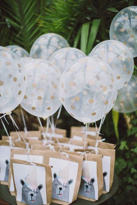 cute wedding favor ideas with balloons Kids Table Wedding, Wedding Favors And Gifts, Kids Favors, Wedding Activities, Wedding Welcome Bags, Wedding Gifts For Guests, Wedding Entertainment, Wedding Gift Favors, Kid Table