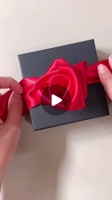 Gift Wrapping Tips, Bows For Gifts Wrapping, Ribbon Ideas For Presents, How To Make Gift Boxes, How To Wrap A Gift, Gift Embellishments, Gift Wrap Ideas, Ribbon Ideas, Wrapping Ribbon