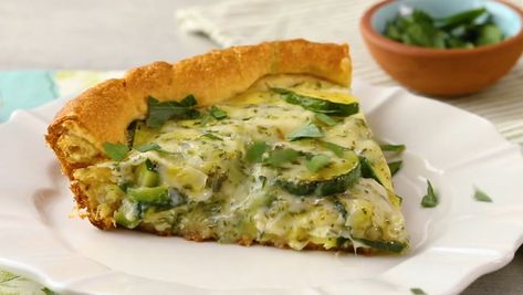 This zucchini pie with crust uses a quick and yummy combination of zucchini, refrigerated crescent rolls, and eggs. It tastes like you spent hours in the kitchen! Crescent Roll Pies, Zucchini Pie Recipes, Crescent Roll Casserole, Zucchini Pie, Vegetarian Day, Good Pie, Zucchini Recipes, Crescent Rolls, Dinner Dishes