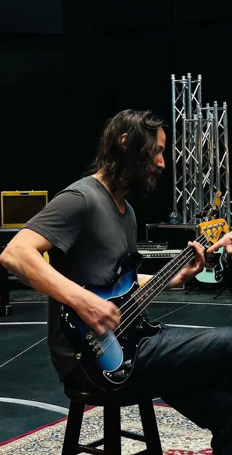 Keanu Reeves Bass Guitar, Keanu Reeves Guitar, Keanu Reeves Body, Keanu Reeves Beard, Dogstar Band, Keanu Reeves News, Keanu Reeves House, Red Quinceanera Ideas, Keano Reeves