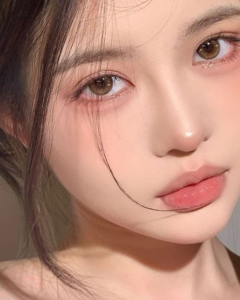 Make Up Korea, Make Up Douyin, Douyin Makeup Look, Chinese Social Media, Voluminous Mascara, Chinese Makeup, Korea Makeup, Douyin Makeup, Christmas Outfit Ideas